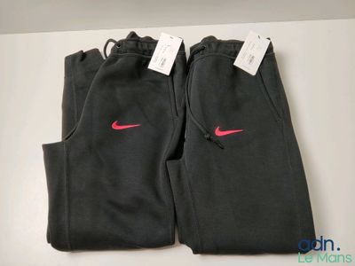 un pantalon de survêtement noir orné d'un logo Nike rouge