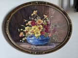 un tableau représentant des fleurs dans un vase bleu accroché au mur