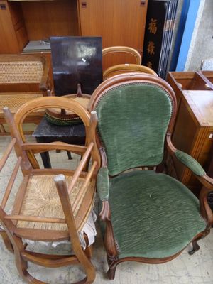 plusieurs chaises et une table dans une pièce