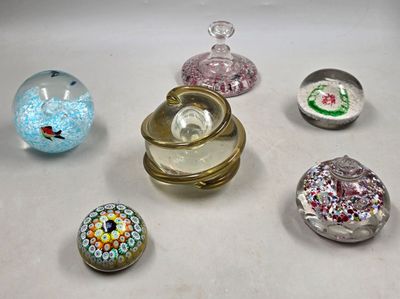 de nombreux objets en verre posés sur une surface blanche