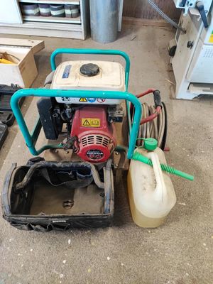 une photo d'une petite pompe à eau dans un garage