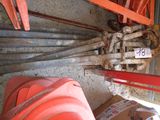 un tas de matériel de chantier posé par terre