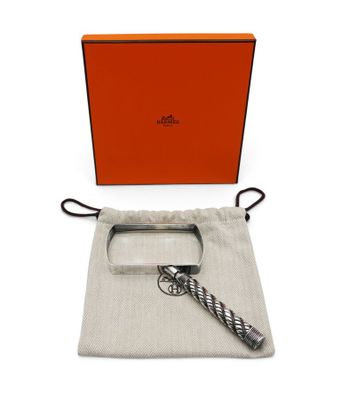 un gros plan sur une paire de ciseaux dans un sac