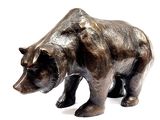une statue représentant un ours debout sur une surface blanche