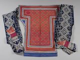 une image représentant un tissu bleu, rouge et blanc orné d'un motif