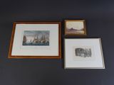 trois tableaux encadrés sur le mur d'une pièce