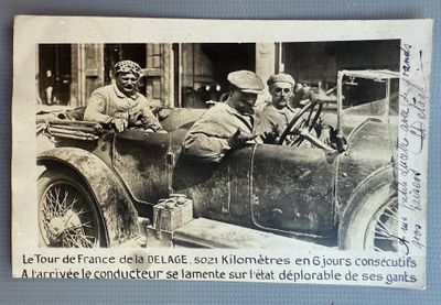 une vieille photo montrant deux hommes assis dans une voiture, avec un chien sur le siège passager