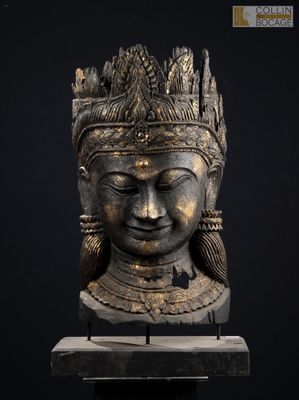 un gros plan sur la statue d'une femme portant une couronne sur la tête