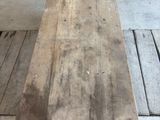 une longue table en bois dans un garage