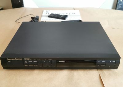 un gros plan d'un lecteur DVD posé sur une table