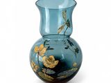 un vase bleu orné d'un motif de libellule