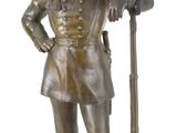 statue en bronze représentant un homme en uniforme tenant un fusil et une carabine