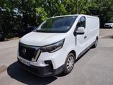 la camionnette blanche est garée sur le côté de la route