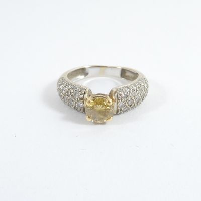 une photo d'une bague sertie d'un diamant jaune