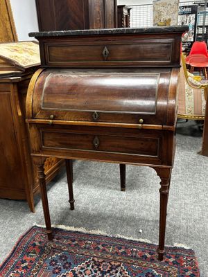 PETIT BUREAU cylindre à gradin à filets de laiton ; dessus d…