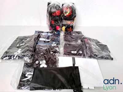 un sac de vêtements et une paire de chaussures posés sur une table