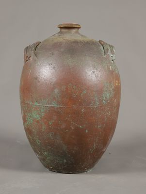 un vase brun posé sur une table