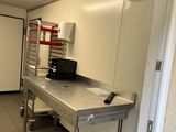 une photo d'une cuisine avec une table et une cuisinière