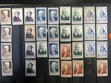 Plusieurs timbres à l'effigie de présidents sont exposés sur un mur dans une pièce