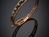 un bracelet en or serti de diamants noirs sur fond noir