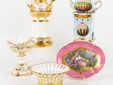 de nombreux types de vases et de bols sur la table
