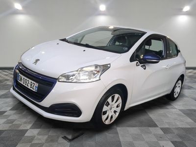 la petite voiture blanche est garée dans la pièce au sol en damier