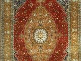 un tapis rouge, bleu et doré orné d'un motif en losanges
