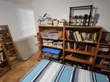 une chambre avec un lit, une bibliothèque et un miroir