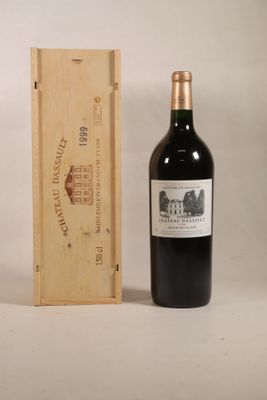une bouteille de vin rouge à côté d'une caisse en bois