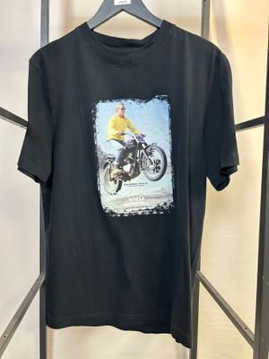 t-shirt noir avec l'image d'un homme à moto