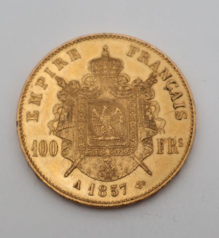 Une pièce de monnaie en or à valeur faciale de cent Francs 1857A