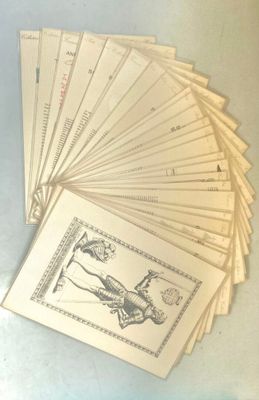 un lot de cartes posées sur une table