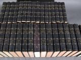 un grand nombre de livres posés sur une table