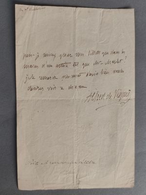 une feuille de papier sur laquelle on peut écrire, posée sur une table