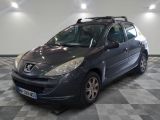 la photo d'une voiture grise garée dans un garage