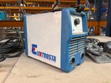 une machine bleue et blanche posée sur une table dans un entrepôt