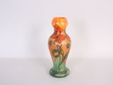 un petit vase posé sur une table