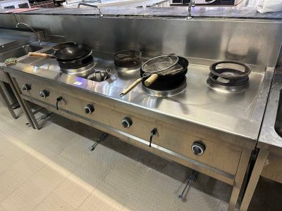 de nombreuses casseroles et poêles sur la cuisinière dans la cuisine