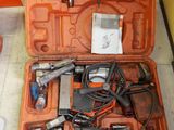 deux boîtes orange accrochées au mur et contenant des outils