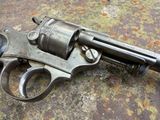 un gros plan d'une arme posée sur une surface rouillée