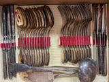 beaucoup de cuillères et de couteaux-cuillères dans une boîte