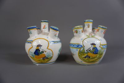deux vases sur lesquels sont peints un homme et une femme