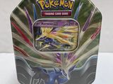 un gros plan sur une boîte de cartes à collectionner Pokémon posée sur une table