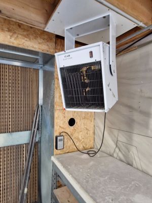 un petit climatiseur dans un coin de la pièce