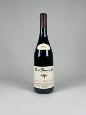 la bouteille de vin rouge est posée sur la table