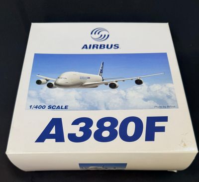 La boîte est blanche et bleue, avec l'image d'un avion dessus.