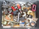 une boîte remplie d'outils divers