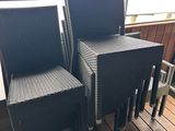 deux chaises en osier noir posées sur une terrasse en bois