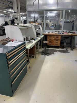 une image représentant une usine remplie de nombreuses machines