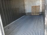 un petit lit à l'arrière d'un camion